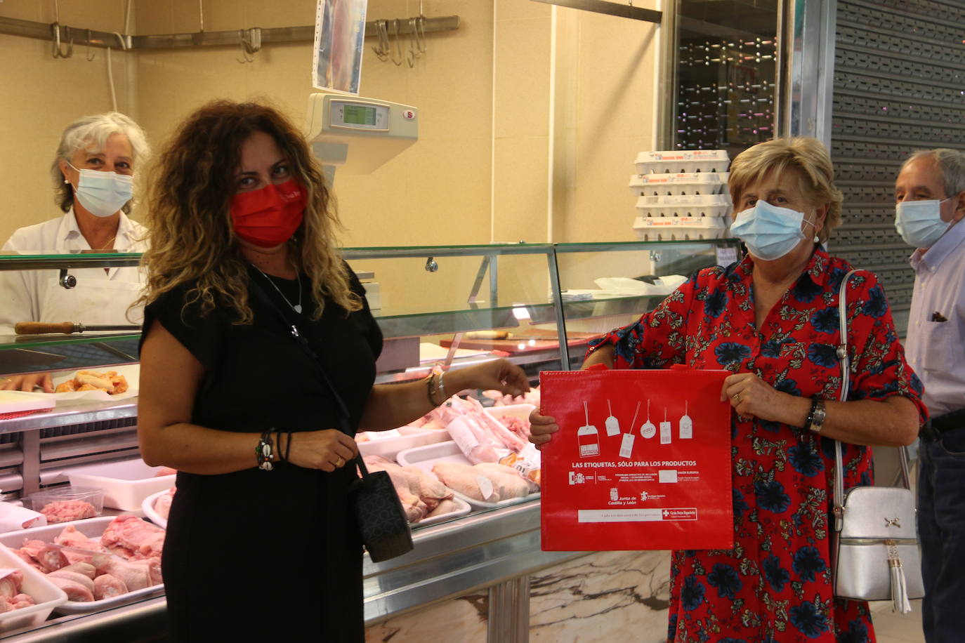 Entrega de bolsas en el mercado