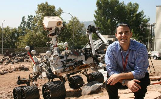 ¿Cómo buscas vida en otro planeta? 3 El español Fernando Abilleira con una copia del rover Curiosity, que aterrizó en Marte el 5 de agosto de 2012 y que determinó que el planeta rojo podría ser habitable. /FA