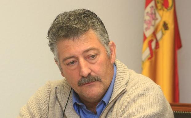 Calvo reprocha al PSOE municipal su «interés» en financiar al Gobierno con el dinero de los vecinos de Páramo del Sil