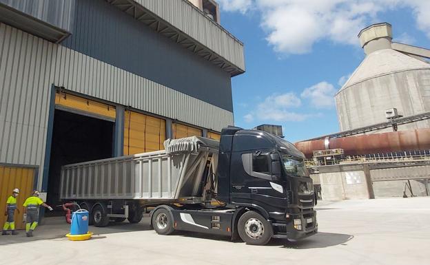 Cosmos comienza a producir utilizando neumáticos usados como combustible y pronto quemará 'orujillo' de aceituna