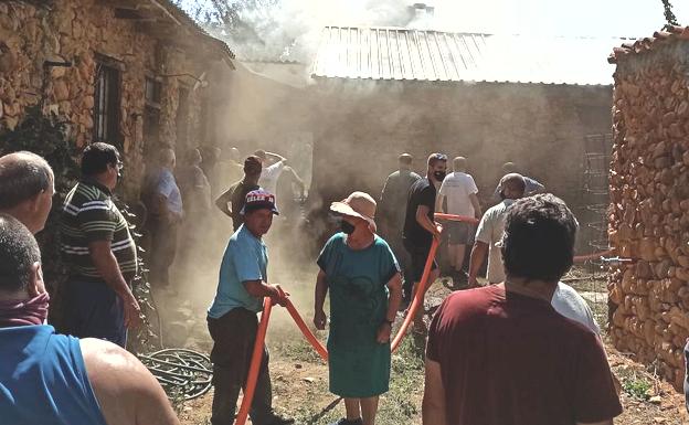 Vecinos de Nogarejas extinguen un fuego originado en la cocina de una casa del pueblo