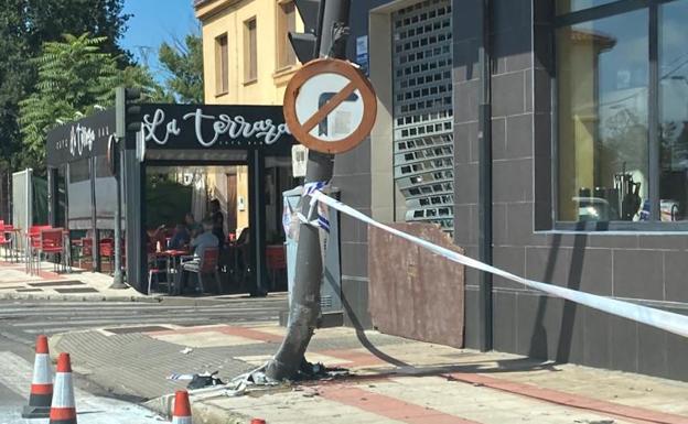 Un turismo choca contra un semáforo y se le cae encima en San Andrés del Rabanedo