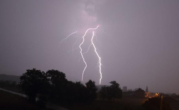 El Bierzo y zonas de montaña de León entran el lunes en alerta amarilla por fuertes tormentas