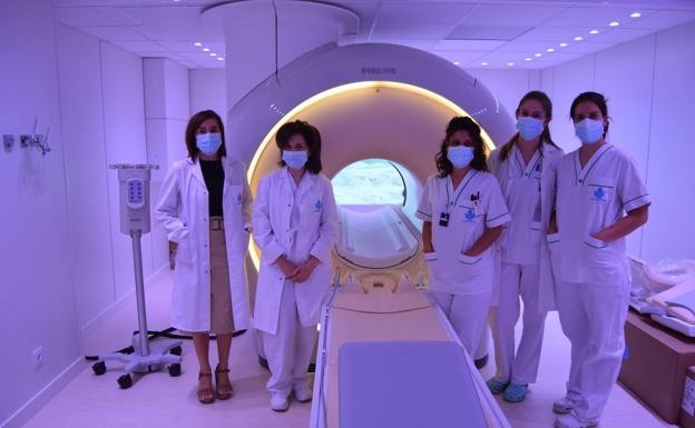 El Hospital San Juan de Dios renueva su equipo de resonancia magnética y lo «humaniza»