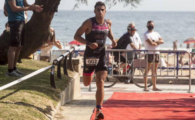 Solo Gómez Noya puede con Kevin Viñuela en el Triatlón Ciudad de Santander