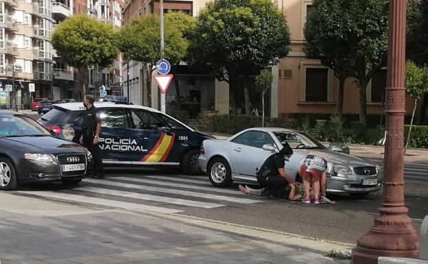 Un turismo atropella a una mujer en un paso de peatones de la plaza de San Marcos