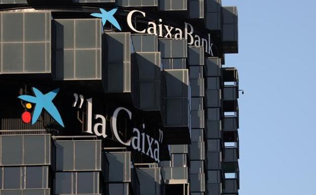 Caixabank cobrará desde octubre hasta 240 euros por la cuenta corriente a los clientes menos vinculados