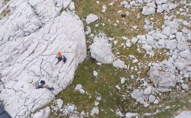 Complicado rescate por el viento de cuatro senderistas que realizaban una ruta desde Cordiñanes