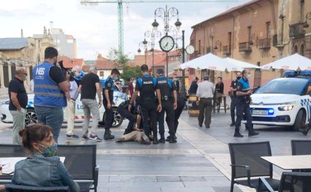 Una furgoneta se lanza en León contra la zona peatonal de la Calle Ancha tras saltar el vallado de Ordoño II