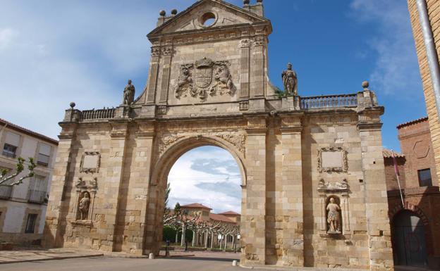 Sahagún acondiciona una de sus arterias principales y pone en valor el Monasterio de San Benito en su trazado