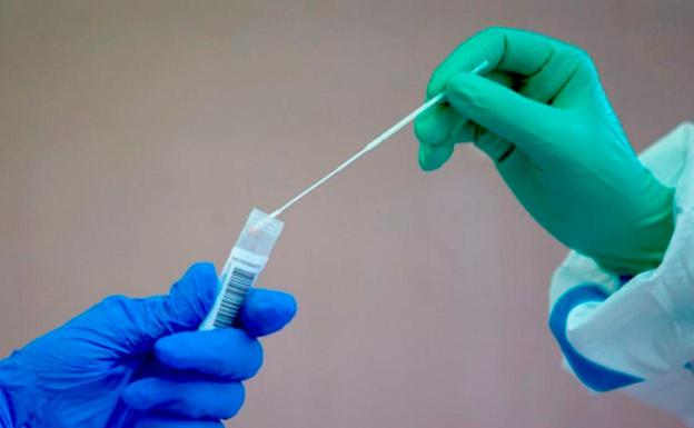 Pablo Fernández denuncia que la Junta externaliza las PCR en Educación por 741.000 euros