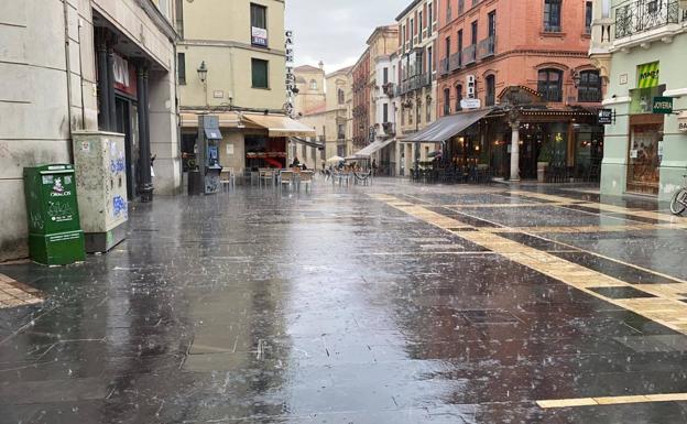 León despide el último fin de semana del verano con aviso amarillo por lluvias