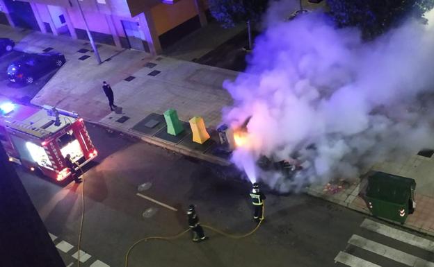 La quema de tres contenedores en la madrugada obliga a intervenir a los Bomberos en León