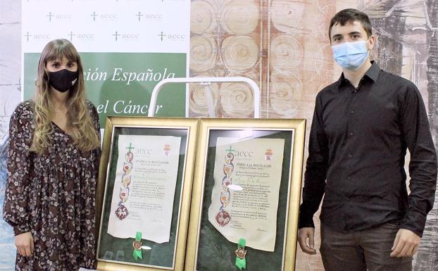 Dos recién graduados de la ULE reciben sus becas para investigar contra el cáncer