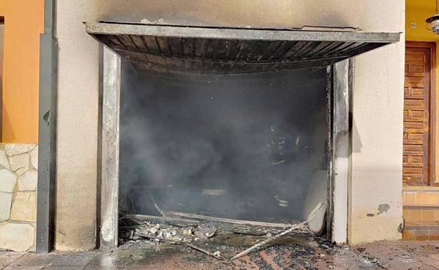 Un incendio ocasionado por una fuga en una bombona de gas calcina un garaje en Molinaseca