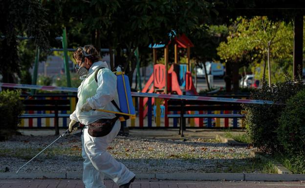 La pandemia da una tímida tregua en España y los contagios caen hasta los 10.799