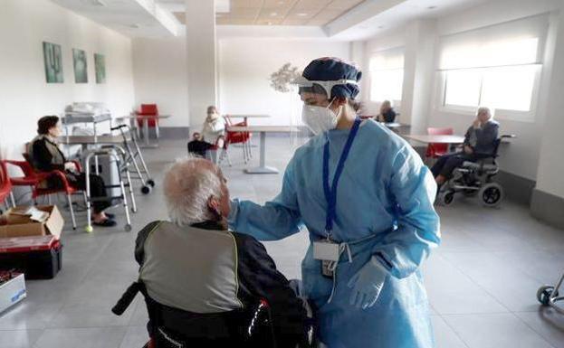La Junta confirma 59 positivos en un brote de una residencia de personas mayores en la zona básica de Valencia de Don Juan