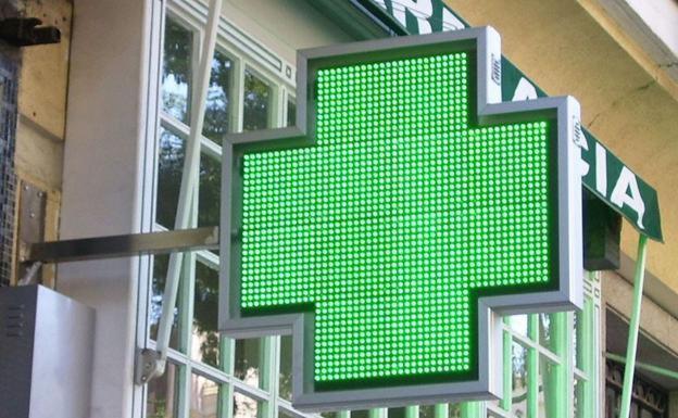 León rinde homenaje a sus farmacéuticos iluminando de verde el Ayuntamiento, la Catedral y la fuente de Santo Domingo
