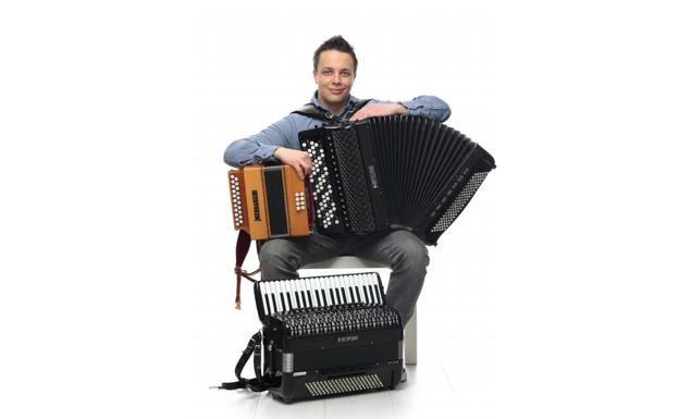 La Bañeza celebra los dos primeros talleres del ILC, sobre el 'Acercamiento a los instrumentos musicales: El acordeón' y las 'Mascaradas leonesas'