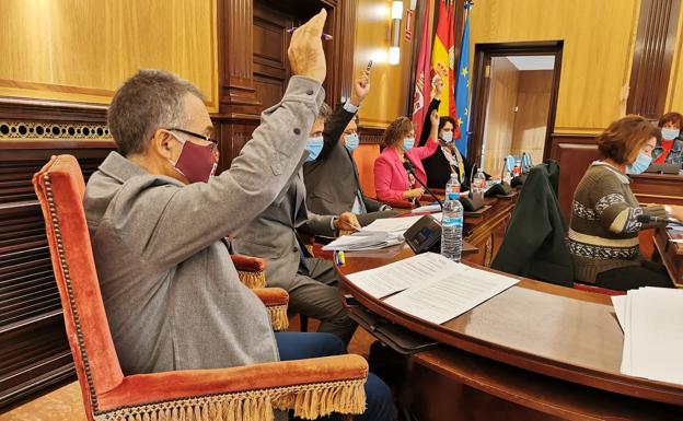 Pastrana rompe la disciplina de voto y rechaza en el pleno eximir a los hosteleros del impuesto de terrazas