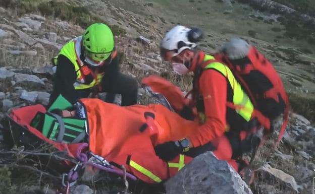 Rescatados dos montañeros que sufrieron una caída en el Pico Tijeras de Luna