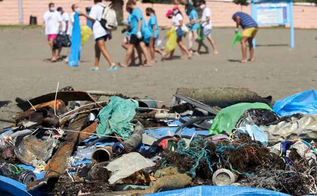 Un grupo de buceadores leoneses retiran 350 kilos de basura del fondo del mar