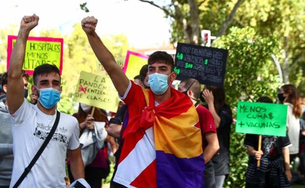 Cientos de madrileños se concentran para pedir la dimisión de Ayuso