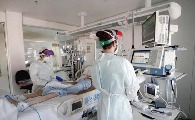 Podemos critica que la Junta deje «en pelotas» la Sanidad y la falta «insoportable» de UCI en León