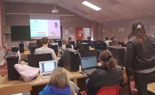Marín considera «raro» que haya un aula de Económicas con cerca de 40 alumnos y sin distancia