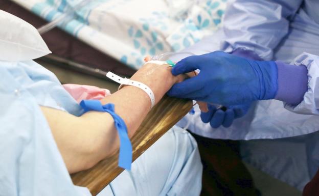León alivia los positivos y suma 64 más con un nuevo fallecido y 22 brotes