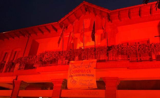 Santa María del Páramo 'tiñe' de rojo sus edificios en apoyo a la cultura