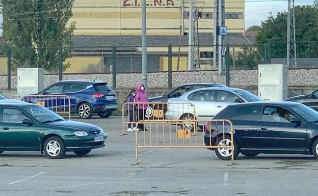 Posibles pacientes Covid esperan al aire libre durante horas y a dos grados de temperatura para una prueba PCR
