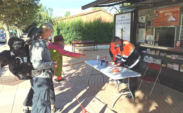 Más de 1.500 peregrinos pasan por el Punto de Información del Camino de Santiago en Puente Castro durante este verano