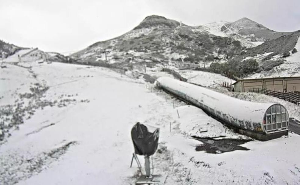 La borrasca Álex tiñe de blanco la montaña leonesa