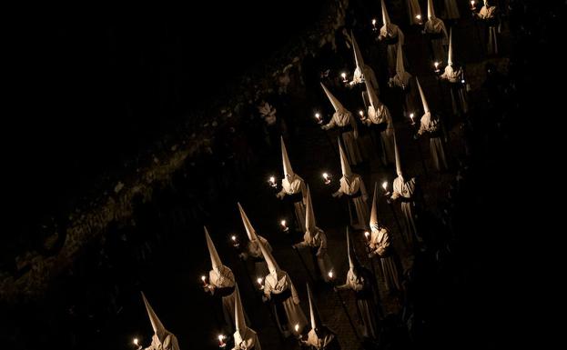 Una serie de imágenes de la procesión del Yacente de Zamora, primer premio del III Concurso de Fotografía de Semana Santa de Castilla y León