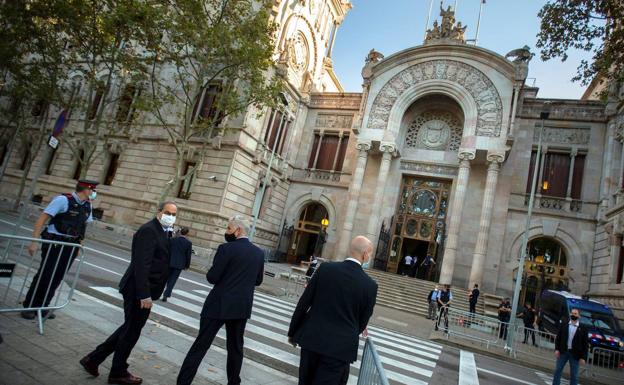 Un centenar de independentistas marcha alrededor del TSJC contra la justicia