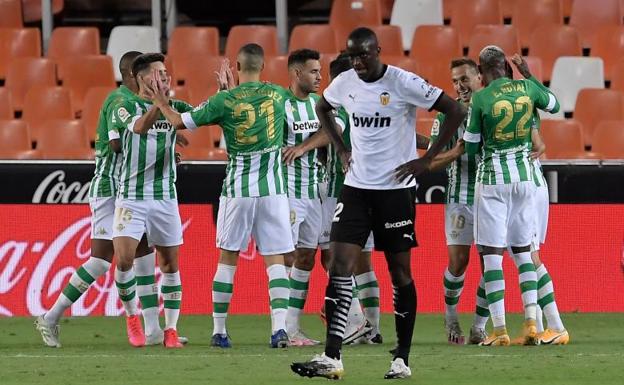 Un Betis solvente deja sin opción a un Valencia incapaz