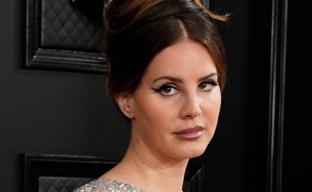 Críticas a Lana del Rey por usar una mascarilla con agujeros durante la presentación de su libro