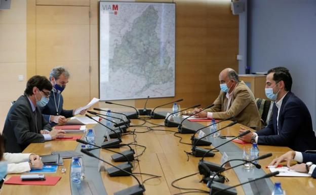 Madrid y Gobierno pactan una frágil tregua en la guerra por los datos de la pandemia