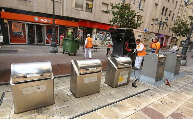 Limpieza de calles en Ponferrada./César Sánchez