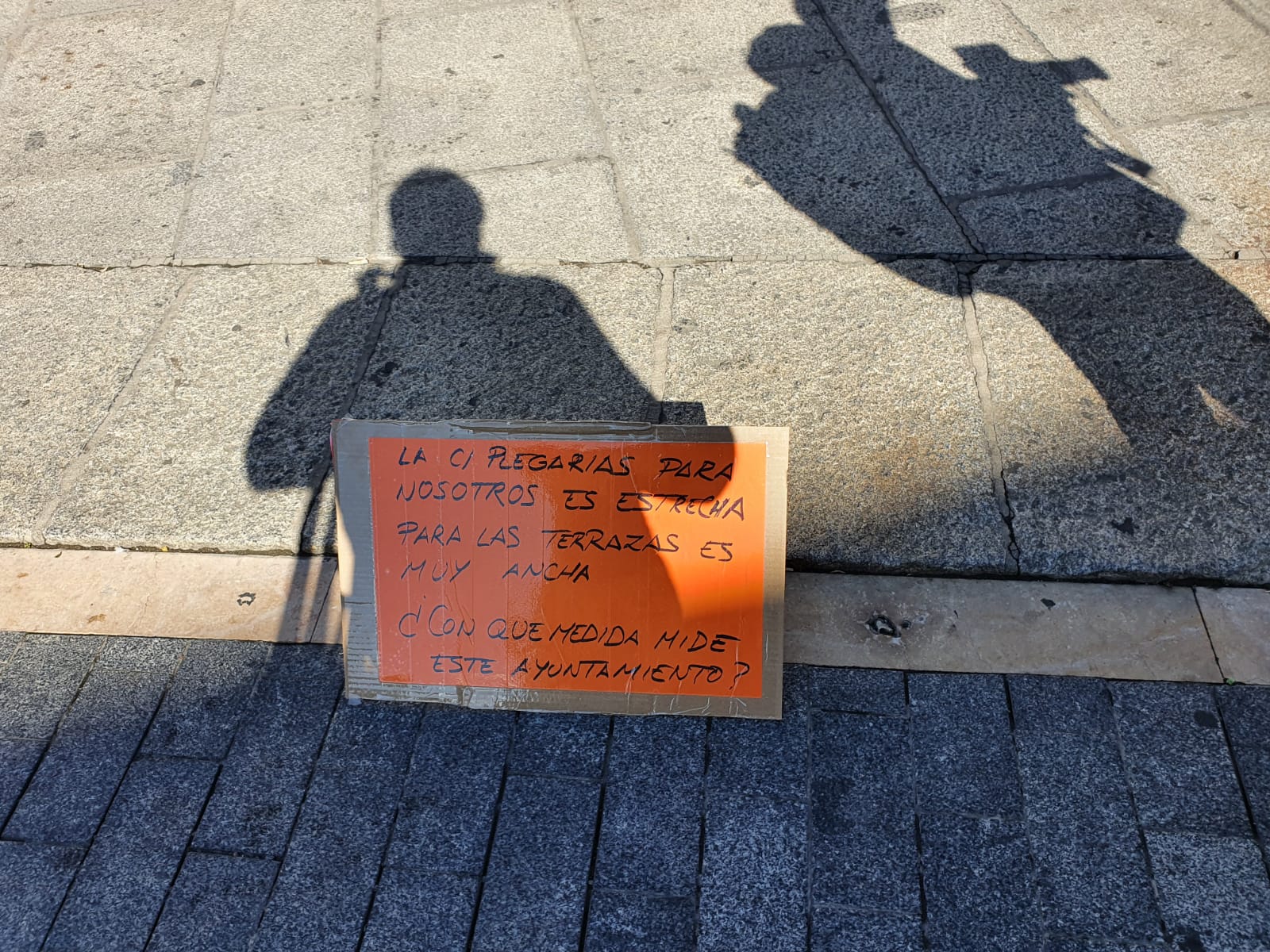 Los vendedores de Plegarias ambulantes protestan en la Plaza de San Marcelo