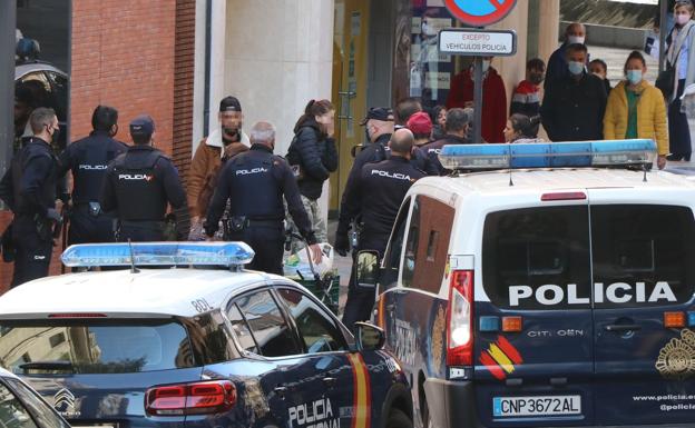 El traslado a prisión de un detenido con varias requisitorias obliga a intervenir a numerosos efectivos policiales