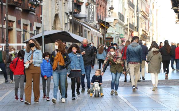 León se divide en el primer domingo de 'encierro': dar una vuelta por el centro o apurar el 'peli y manta'
