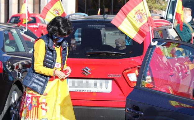 Decenas de leoneses acuden al llamamiento de VOX para exigir la dimisión de un «Gobierno en rebeldía»
