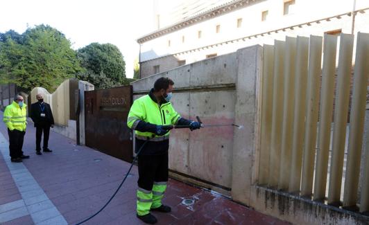 Noticias, información y última hora de las nueve provincias de Castilla y León La plaza de Colón de Valladolid amanece rodeada de 'banderas' de España en memoria de las víctimas del covid 3 Trabajadores limpian el graffiti en la Casa de Colón de Valladolid / Rubén Cacho / Ical