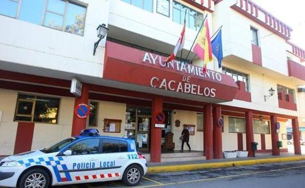 IU presenta en Cacabelos una normativa para volver a los criterios sociales en la contratación temporal