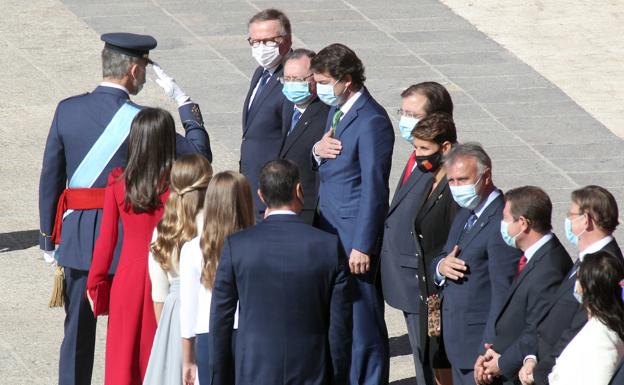 Mañueco representa a Castilla y León en el acto presidido por los reyes en Madrid con motivo de la Fiesta Nacional