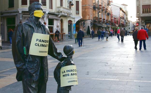 La estatua del padre y del hijo de la plaza de la Catedral de León 'denuncia' «los efectos de la pandemia climática»