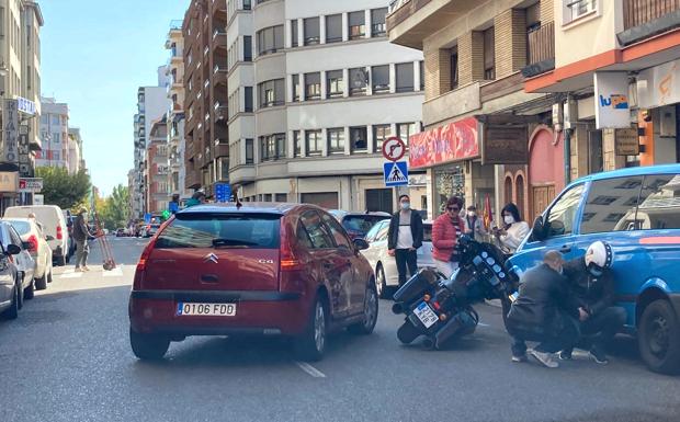 Un motorista sufre heridas leves en una colisión con un coche en la avenida República Argentina de León