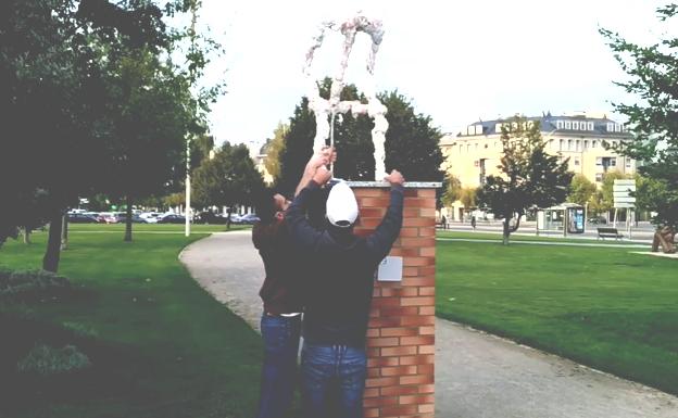 Ni pensador ni extraterrestre: la escultura de la Junta se llama 'El cagador de León' y es de Jadama